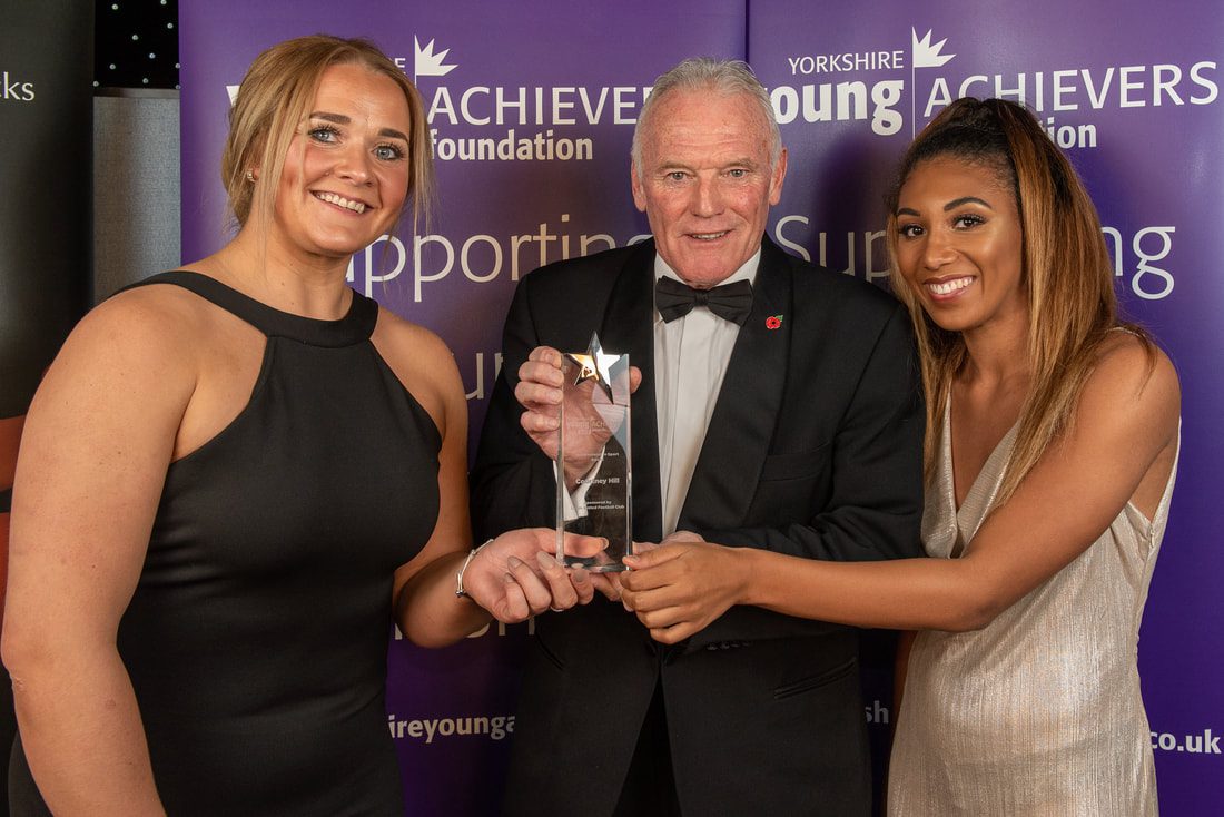 eddie-jones-presents-sport-award-to-danika-priim-and-sophie-robinson-for-courtney-hill_orig